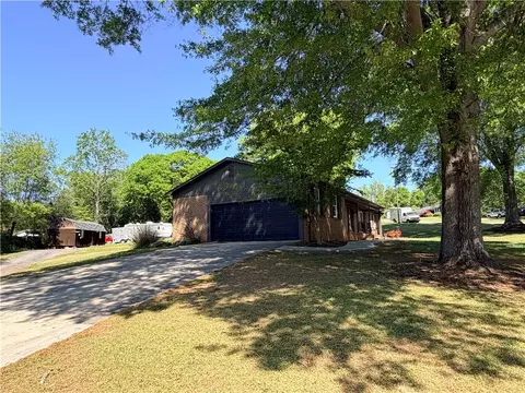 Exterior - 303 Robinall Dr, Easley, SC 29642 photo 5 of 7