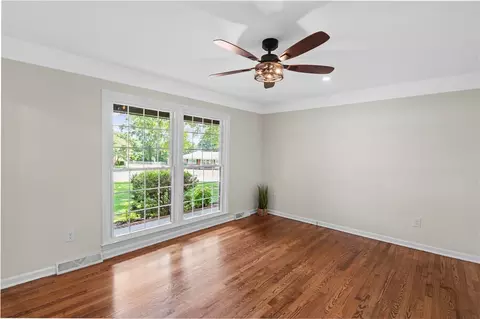 Living - 303 Robinall Dr, Easley, SC 29642 photo 2 of 4