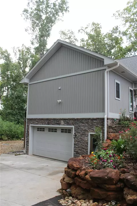 332 Two Rivers Dr, Westminster, SC 29693