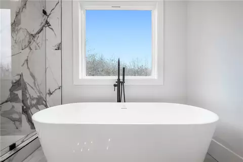 Bath - 123 Moore Dr, Easley, SC 29642 photo 4 of 10