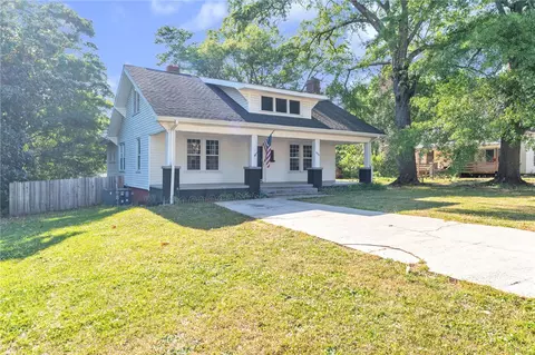 Exterior - 400 King St, Easley, SC 29640 photo 5 of 8