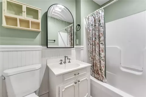 Bath - 400 King St, Easley, SC 29640 photo 1 of 2