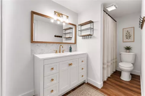 Bath - 400 King St, Easley, SC 29640 photo 2 of 2