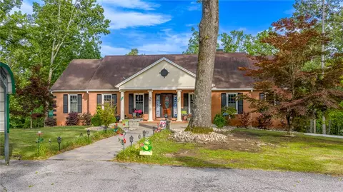 104 Knollwood Dr, Seneca, SC 29672