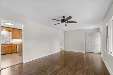 Living - 402 Maple Ave, Seneca, SC 29678 photo 4 of 5