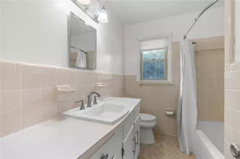 Bath - 402 Maple Ave, Seneca, SC 29678 photo 2 of 2