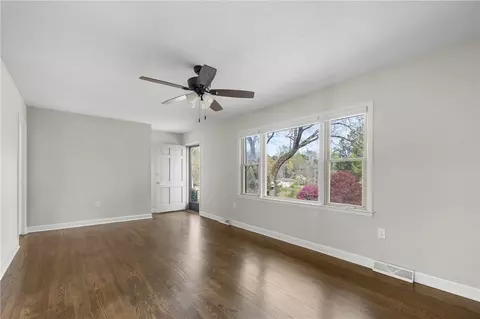 Living - 402 Maple Ave, Seneca, SC 29678 photo 2 of 5