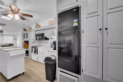 Kitchen - 140 Loop Cir, Westminster, SC 29693 photo 3 of 4