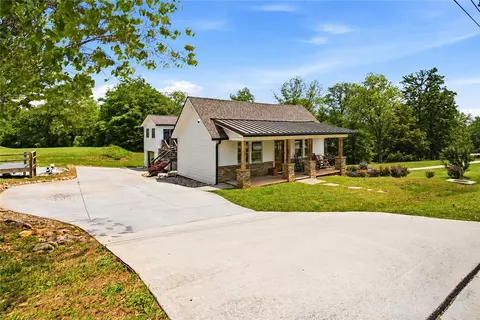 307 S Depot St, Seneca, SC 29678