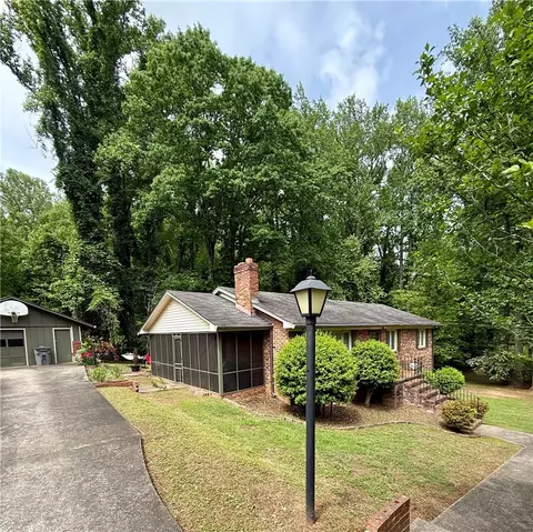7 River Oaks Dr, Greenville, SC 29611