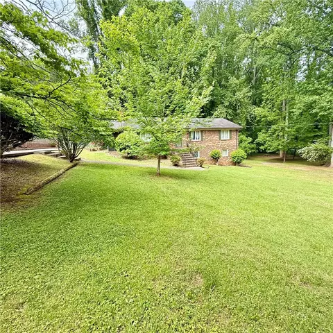 7 River Oaks Dr, Greenville, SC 29611