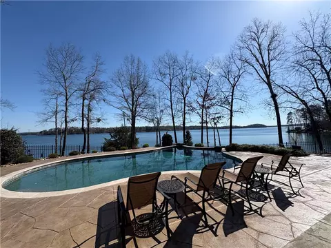 212 N Beacon Shores Dr, Seneca, SC 29672