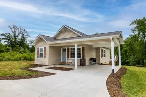 611 S Walnut St, Seneca, SC 29678