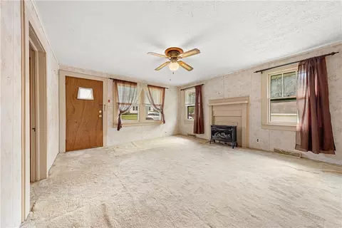 Living - 102 Robinson Ave, Easley, SC 29640 photo 3 of 4