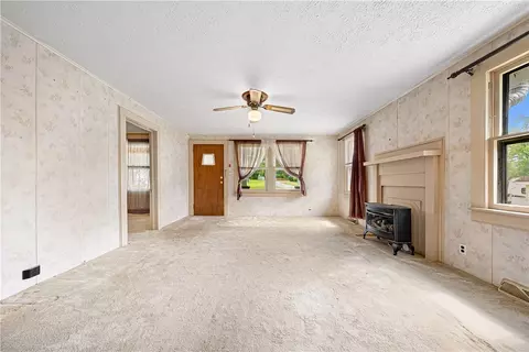Living - 102 Robinson Ave, Easley, SC 29640 photo 4 of 4