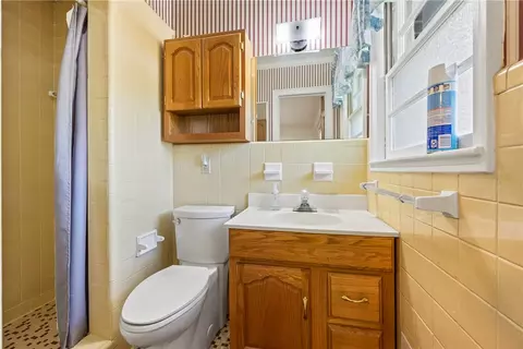 Bath - 514 E 518 E Fairplay Blvd, Fair Play, SC 29643 photo 1 of 2