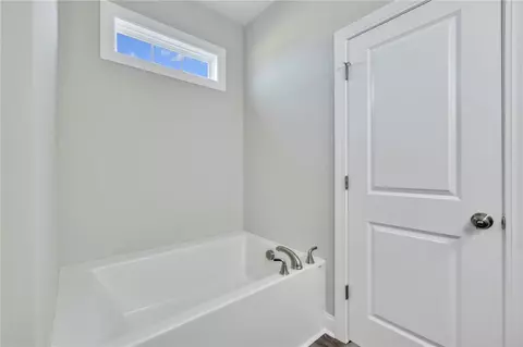 Bath - 2009 Aberdeen Ln, Walhalla, SC 29691 photo 3 of 4