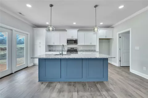 Kitchen - 2009 Aberdeen Ln, Walhalla, SC 29691 photo 2 of 3