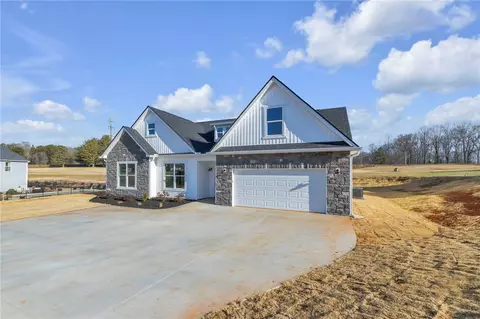 Exterior - 2009 Aberdeen Ln, Walhalla, SC 29691 photo 7 of 8