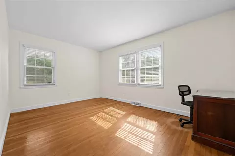 Bedroom - 5002 Corinth Dr, Seneca, SC 29672 photo 5 of 7