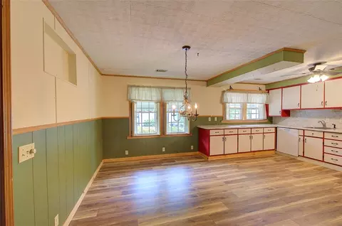 Dining - 5064 Keowee School Rd, Seneca, SC 29672 photo 2 of 3