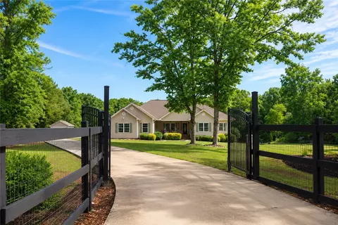 190 Fred Bradford Rd, Iva, SC 29655