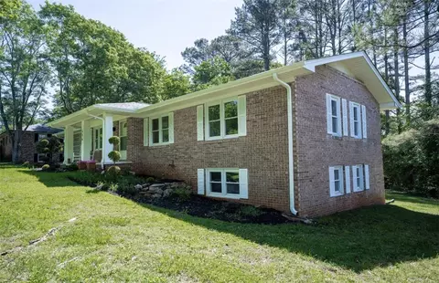 634 Middle Park Dr, Seneca, SC 29672