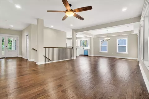 Living - 892 Crenshaw St, Pendleton, SC 29670 photo 2 of 5