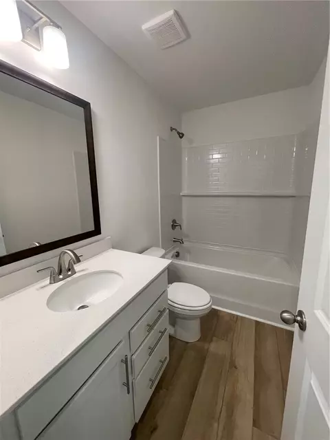 Bath - 8 Gateway Dr, Central, SC 29630 photo 4 of 4