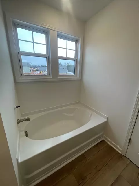 Bath - 8 Gateway Dr, Central, SC 29630 photo 3 of 4