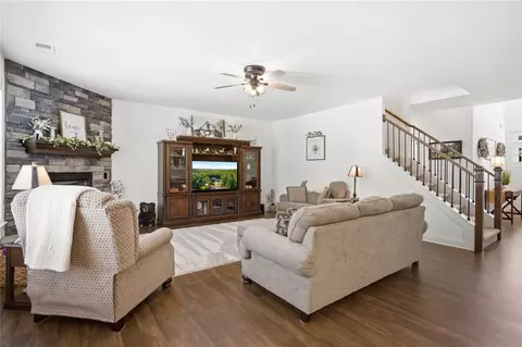 Living - 525 Sixteenth Cir, Walhalla, SC 29691 photo 1 of 1