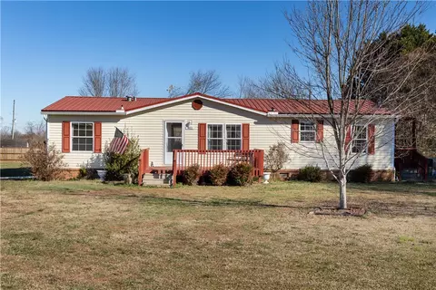 811 Pine Grove Rd, Seneca, SC 29678