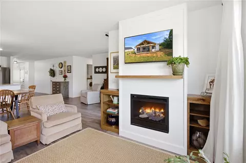 Living - 412 Chadwick Ln, Walhalla, SC 29691 photo 3 of 4
