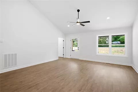 Living - 209 Castlebrook Dr, Walhalla, SC 29691 photo 4 of 6