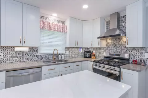 Kitchen - 203 Oak Holw, Pendleton, SC 29670 photo 2 of 7