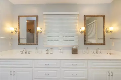 Bath - 203 Oak Holw, Pendleton, SC 29670 photo 3 of 6