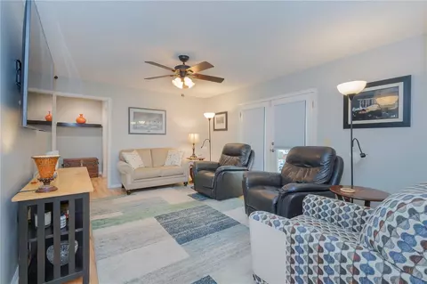 Living - 203 Oak Holw, Pendleton, SC 29670 photo 3 of 3