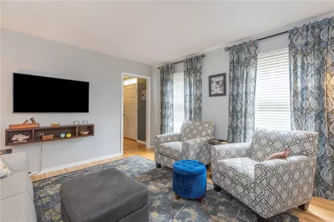 Living - 203 Oak Holw, Pendleton, SC 29670 photo 2 of 3