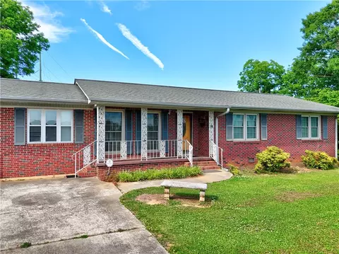 307 Calhoun Rd, Belton, SC 29627
