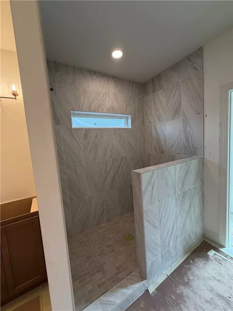 Bath - 107 Abaco Ln, Seneca, SC 29672 photo 2 of 4