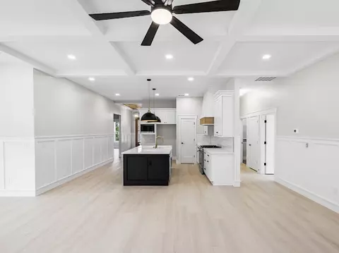 Entry Way - 516 Lakeside Dr, Anderson, SC 29621 photo 3 of 11