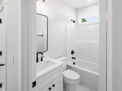 Bath - 516 Lakeside Dr, Anderson, SC 29621 photo 2 of 5