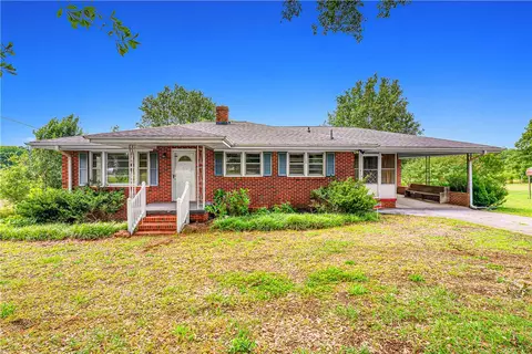 1128 Friendship Rd, Seneca, SC 29678