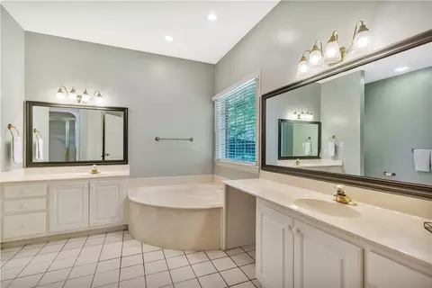 Bath - 100 Regent Rd, Anderson, SC 29621 photo 2 of 6