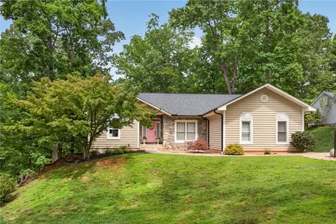 136 Loran Pointe Cir, Seneca, SC 29672