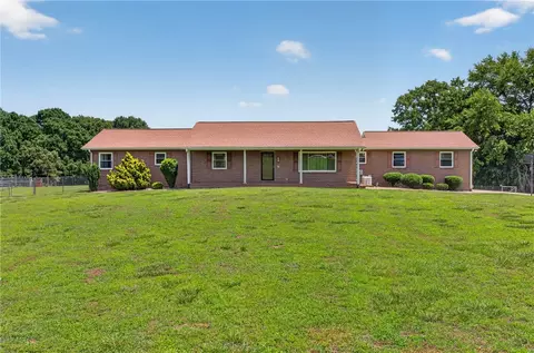 108 Cranes Crossing Dr, West Union, SC 29696