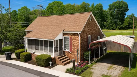 8 Woodward St, Belton, SC 29627