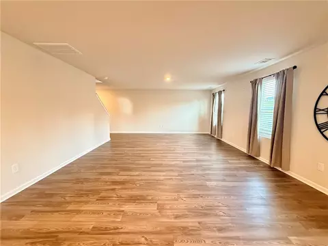 Living - 403 Chadwick Ln, Walhalla, SC 29691 photo 3 of 5