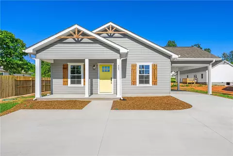 505 S Oak St, Seneca, SC 29678