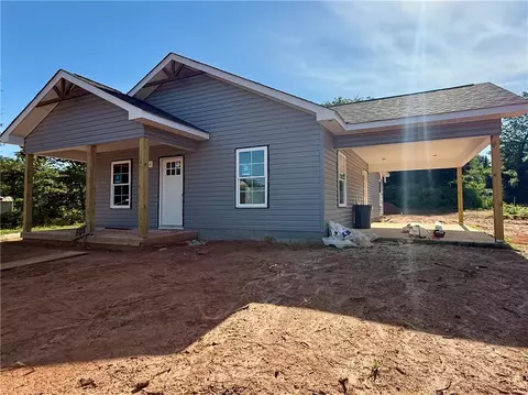 505 S Oak St, Seneca, SC 29678